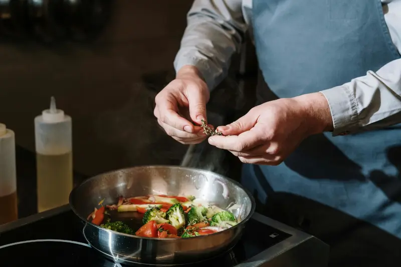 chef_cooking_in_master_class
