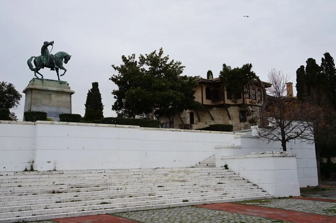 mehme_ali_square_and_house